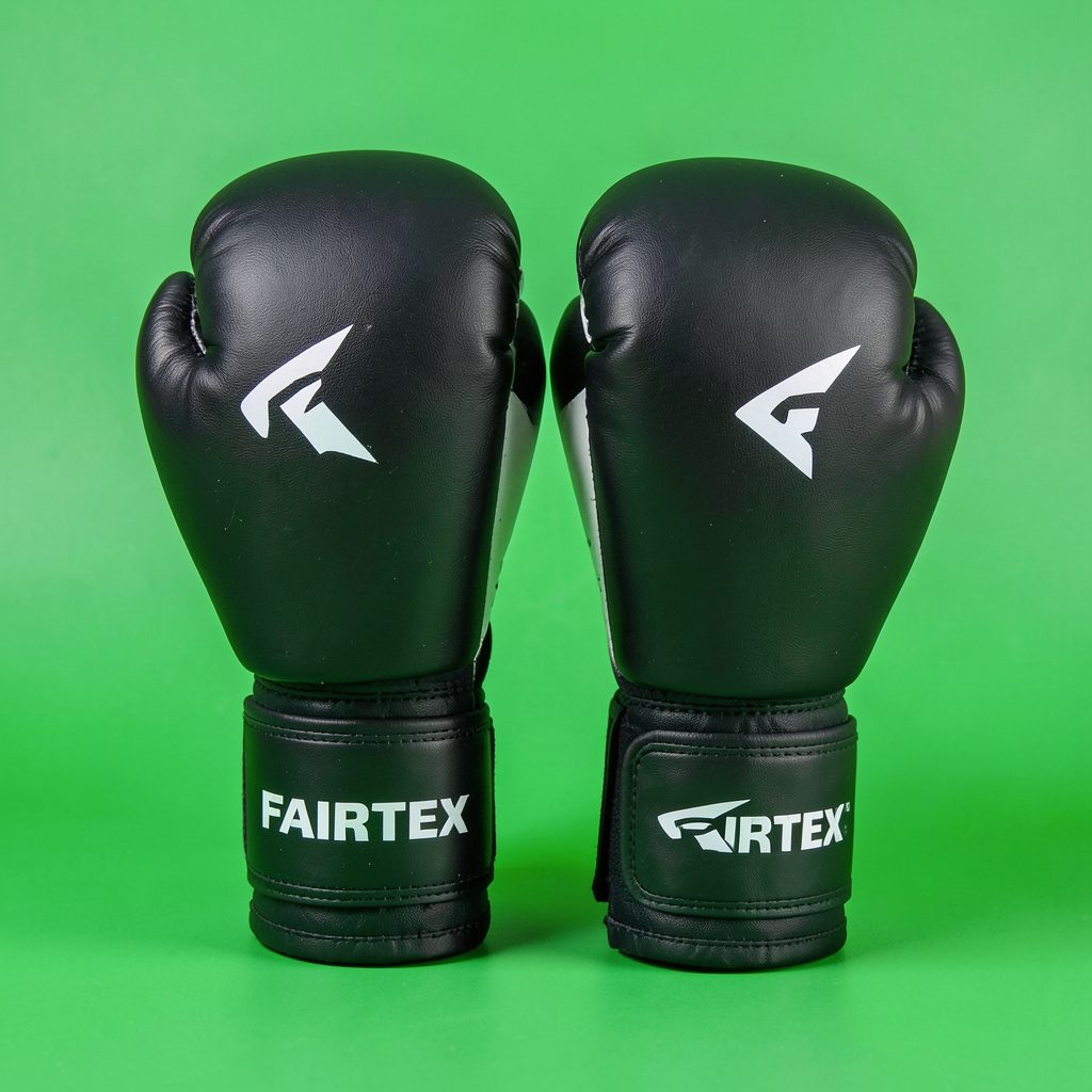 Боксерські рукавиці Fairtex чорного кольору з білим логотипом на студійному тлі