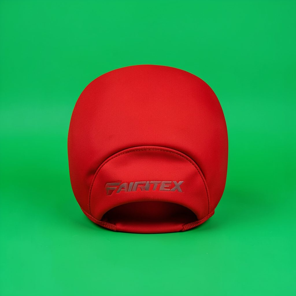 Захисний шолом Fairtex червоного кольору на безшовному студійному тлі